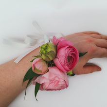 Load image into Gallery viewer, Floral Wrist Corsage